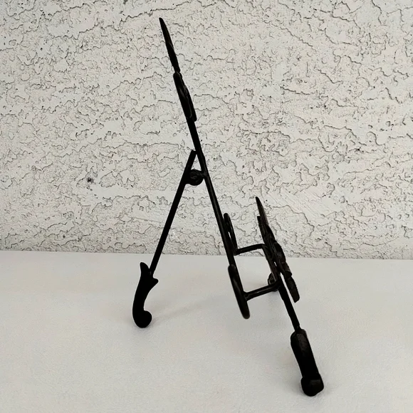 Vintage Cast Iron Fleur-de-Lis Display Easel Stand – Ornate Scroll Design – 11" - Picture 7 of 10